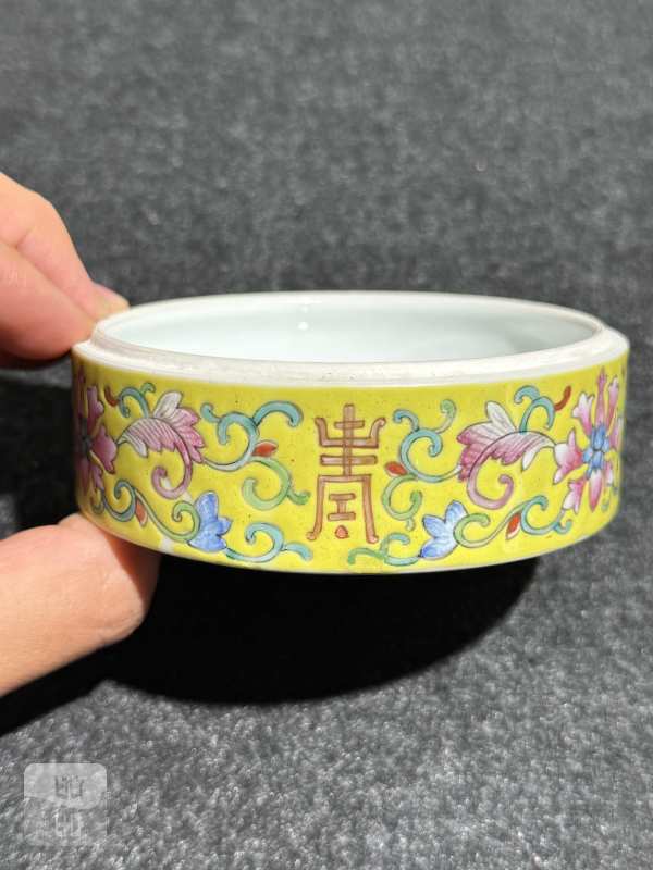 清同治 黄地洋彩缠枝花卉纹节盒 - 图11